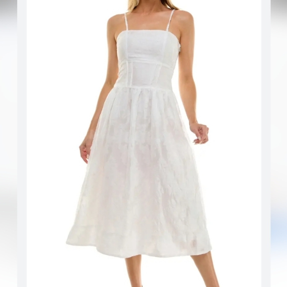 Socialite New Textured White Fabric The dress is entirely white and feature Sz L